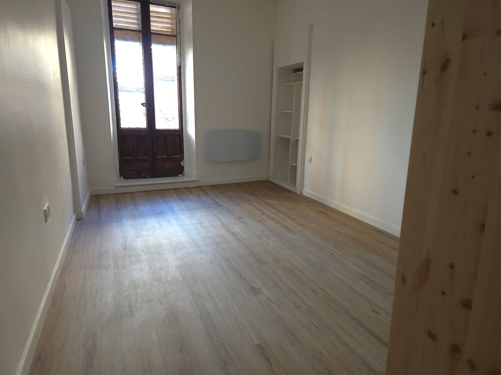 Pièce de vie rénovée, parquet et rangements