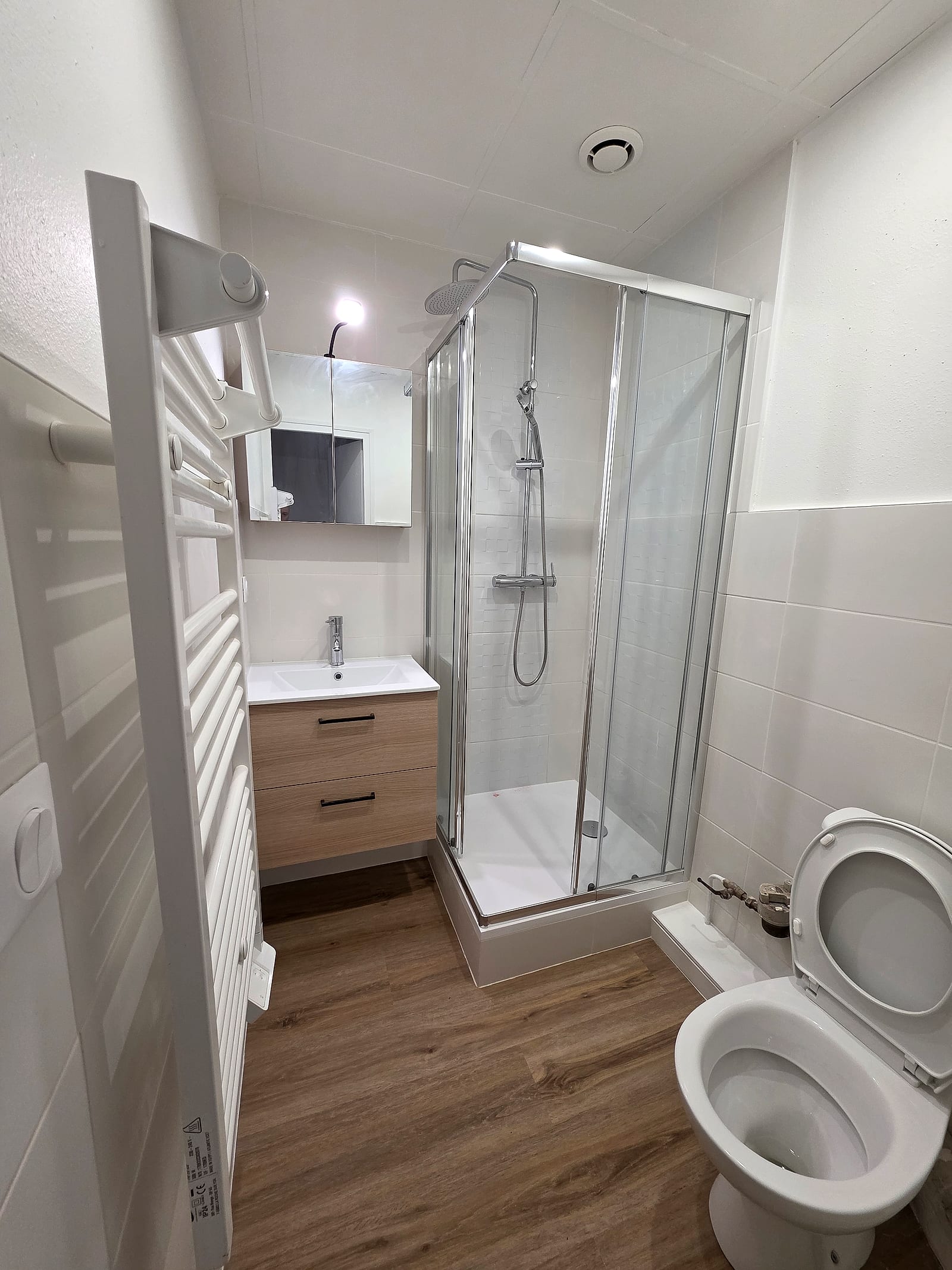Salle d’eau rénovée avec WC