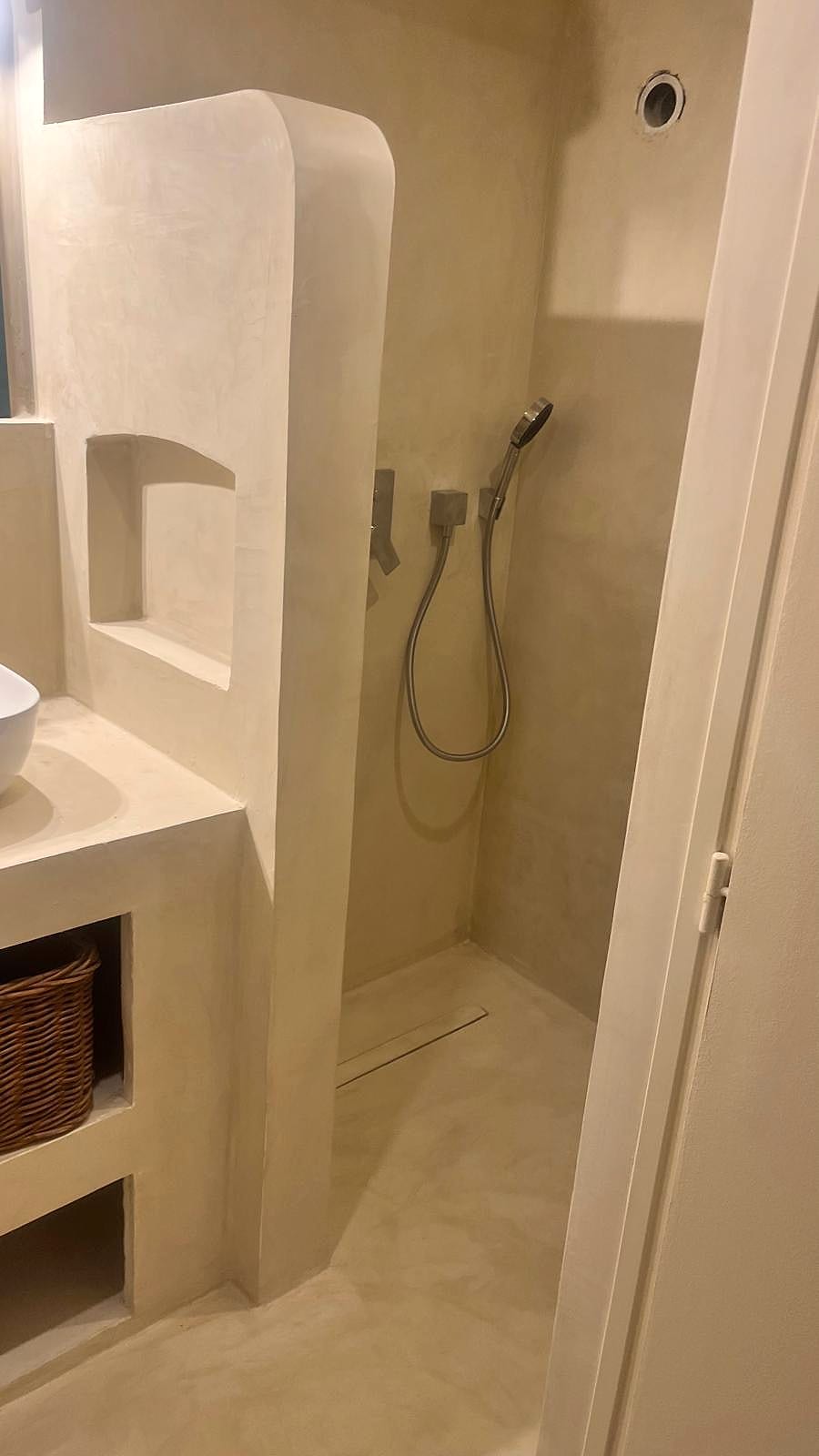 Douche beige avec niche de rangement sur mesure